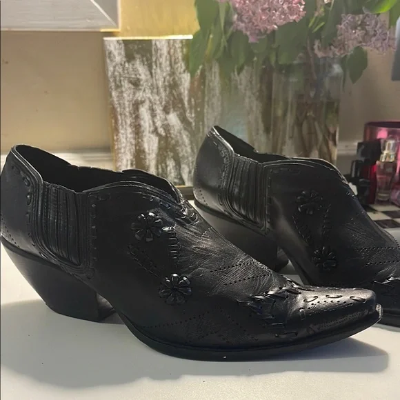 Black Leather Cowboy Boots with Pointed Toe and Decorative Stitching - Picture 3 of 16
